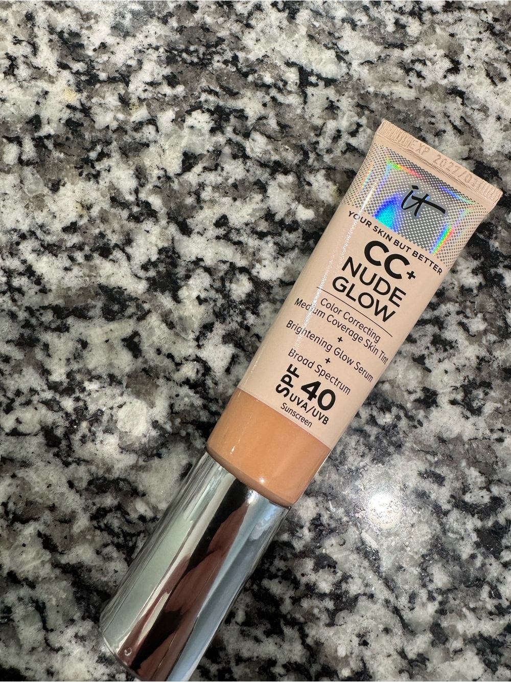it cosmetics CC+ Nude Glow SPF 40 - Medium Peachy Nude